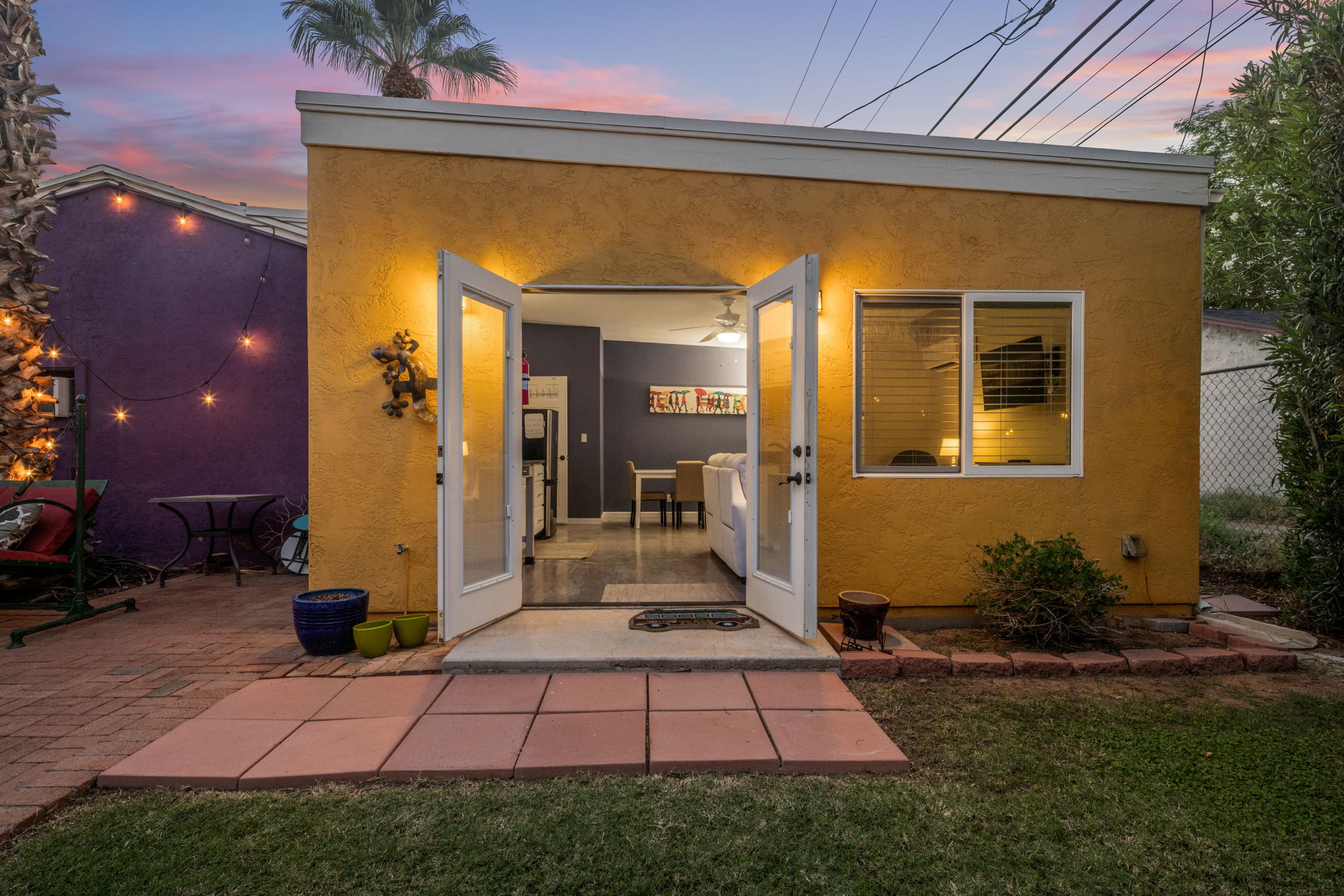 Detached one-bedroom guest house with private entry in Phoenix Willo Historic District